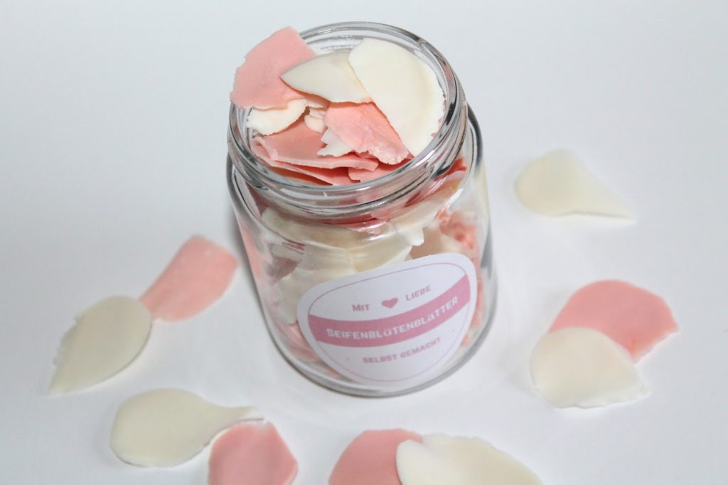 DIY, Basteln: Einmachglas Rosenblütenblätter + Free Printable in Geschenke aus dem Glas, Mitbringsel und Geschenkideen - DIYCarinchen DIY, Basteln: Einmachglas Rosenblütenblätter + Free Printable in Geschenke aus dem Glas, Mitbringsel und Geschenkideen - DIYCarinchen