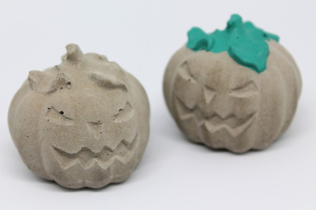 DIY, Basteln: Gips / Beton Igel als Dekoration, Herbstdekoration, Gartendekoration - DIYCarinchen DIY, Basteln: Gips / Beton Igel als Dekoration, Herbstdekoration, Gartendekoration - DIYCarinchen