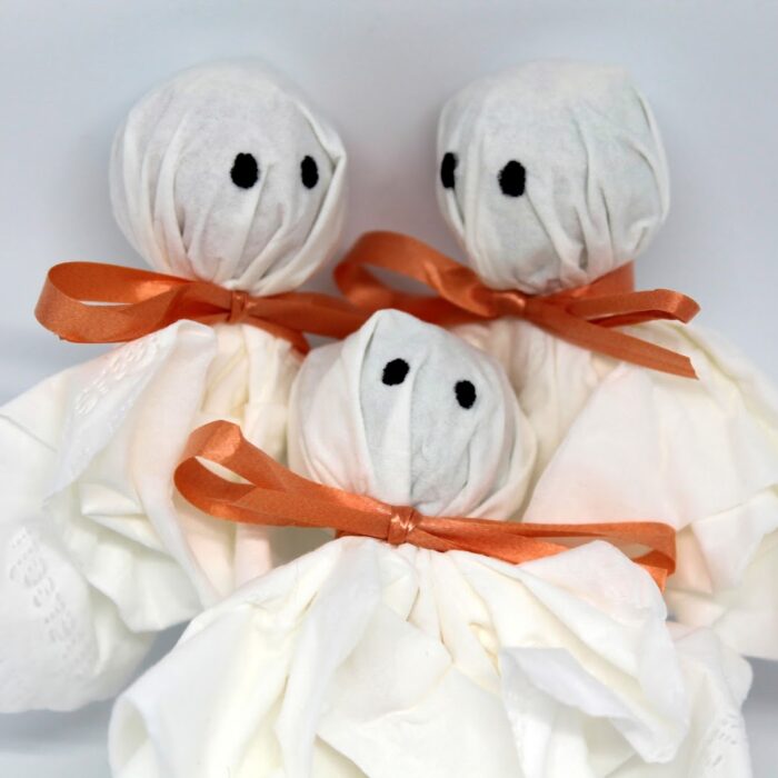 DIY Lolly Geister - ♡ Süßes sonst gibt es saures! Mit dieser Bastelidee bringt ihr alle Kinderherzen zum Schlagen!