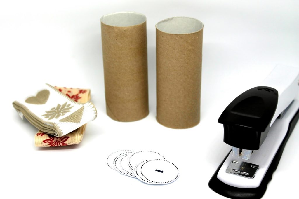 DIY, Basteln: Adventskalender aus Klorollen + Free Printable in Weihnachtsgeschenke, Weihnachtsdekoration, Geschenkidee - DIYCarinchen DIY, Basteln: Adventskalender aus Klorollen + Free Printable in Weihnachtsgeschenke, Weihnachtsdekoration, Geschenkidee - DIYCarinchen