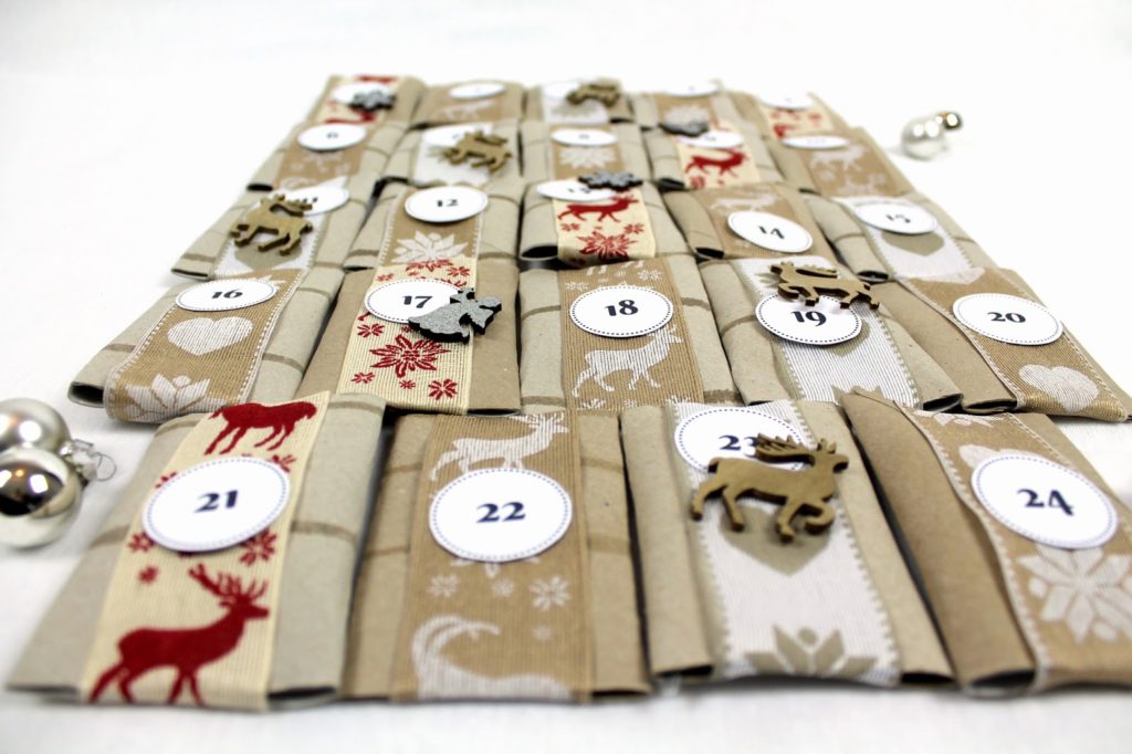 DIY, Basteln: Adventskalender aus Klorollen + Free Printable in Weihnachtsgeschenke, Weihnachtsdekoration, Geschenkidee - DIYCarinchen DIY, Basteln: Adventskalender aus Klorollen + Free Printable in Weihnachtsgeschenke, Weihnachtsdekoration, Geschenkidee - DIYCarinchen