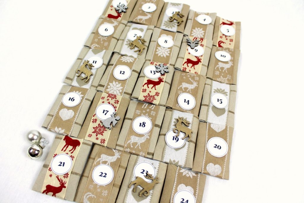 DIY, Basteln: Adventskalender aus Klorollen + Free Printable in Weihnachtsgeschenke, Weihnachtsdekoration, Geschenkidee - DIYCarinchen DIY, Basteln: Adventskalender aus Klorollen + Free Printable in Weihnachtsgeschenke, Weihnachtsdekoration, Geschenkidee - DIYCarinchen