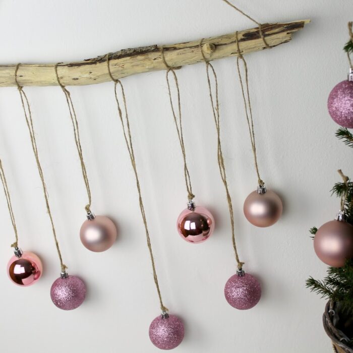 DIY ausgefallene, weihnachtliche Wanddekoration aus Treibholz mit Christbaumkugeln selber machen