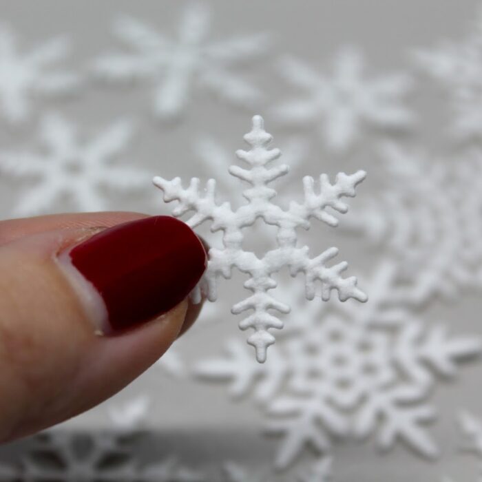 DIY Schneeflocken aus Wattepads: Geniale Bastelidee als kleine Weihnachtsdekoration mit der Sizzix Stanzmaschine