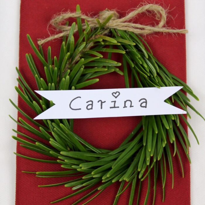 Weihnachtlich den Tisch dekorieren mit selbstgemachten Tannenzweigen als Namensschild. Christmas DIY