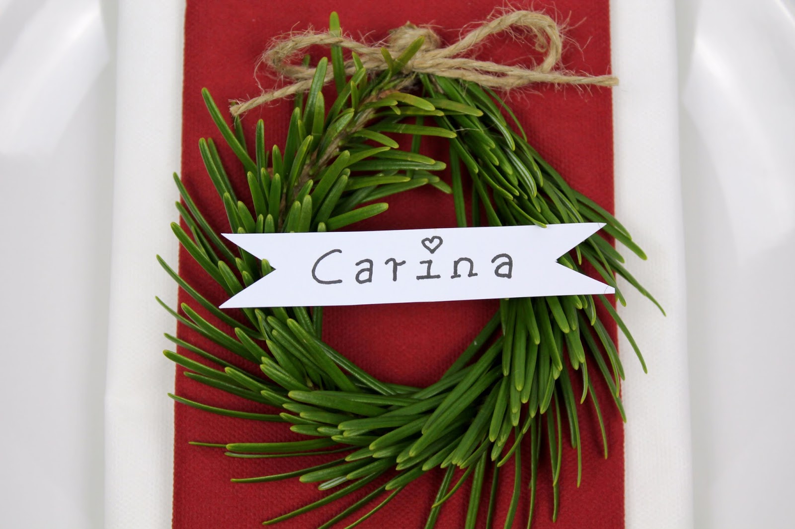 Weihnachtlich den Tisch dekorieren mit selbstgemachten Tannenzweigen als Namensschild. Christmas DIY