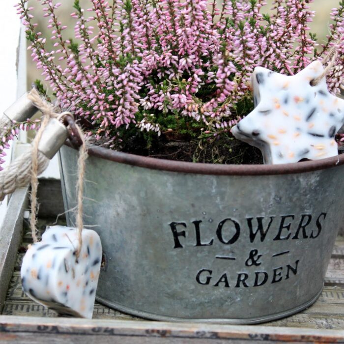 DIY selbstgemachtes Vogelfutter Knödel mit Plätzchenformen in süßem Vogelhaus