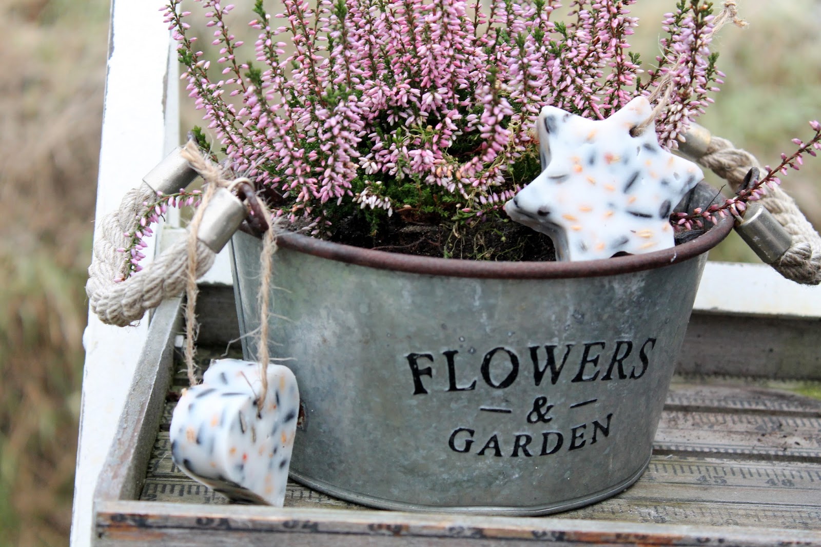 DIY selbstgemachtes Vogelfutter Knödel mit Plätzchenformen in süßem Vogelhaus