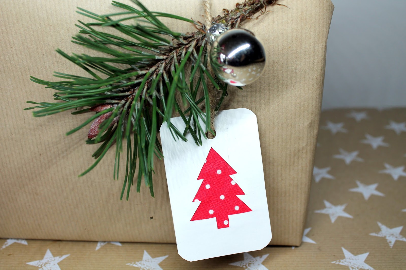 Es ist Weihnachtszeit! DIY Weihnachtsgeschenkanhänger mit Stoff ganz einfach selber machen!