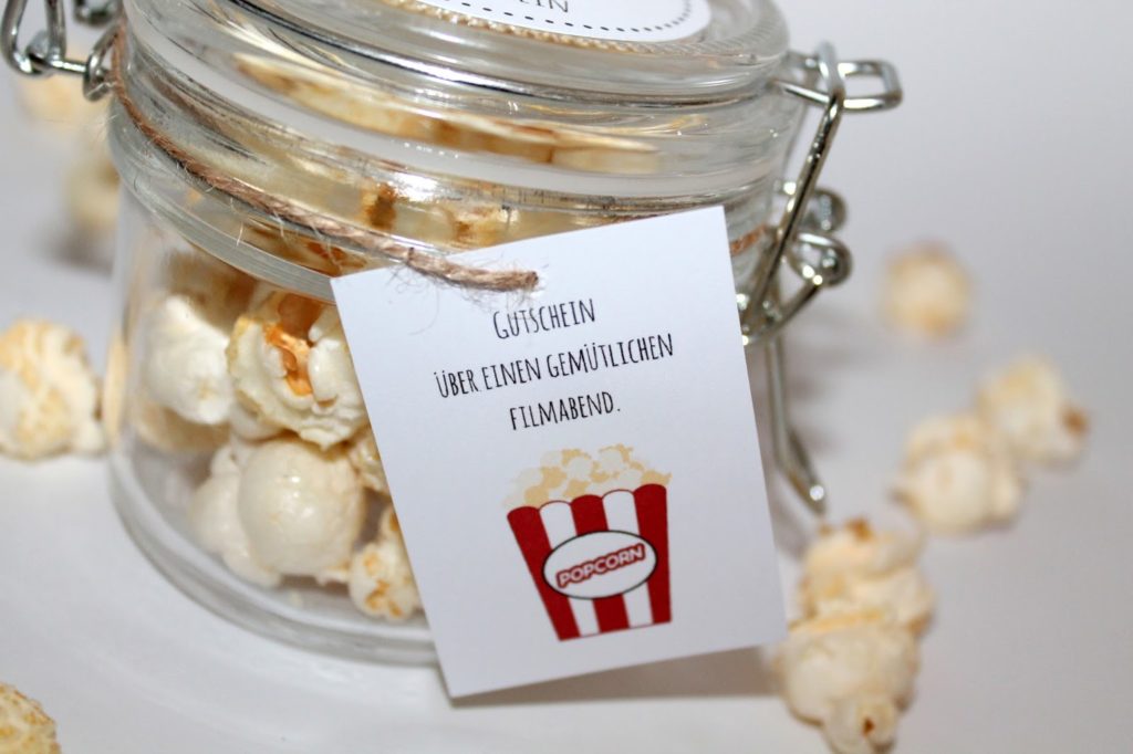 DIY, Basteln: Geschenke aus dem Glas Kinogutschein Popcorn in Adventskalender, Mitbringsel, Geldgeschenke und Geschenkideen - DIYCarinchen DIY, Basteln: Geschenke aus dem Glas Kinogutschein Popcorn in Adventskalender, Mitbringsel, Geldgeschenke und Geschenkideen - DIYCarinchen