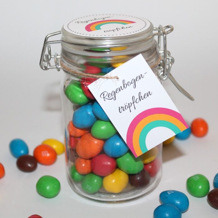 DIY süßes Geschenk aus dem Glas Regenbogentröpfchen {mit gratis Printable}
