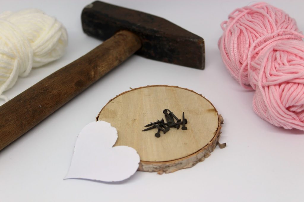 DIY, Basteln: Geschenk zum Valentinstag Baumscheibe mit Wollherz, Geschenke und Geschenkideen - DIYCarinchen DIY, Basteln: Geschenk zum Valentinstag Baumscheibe mit Wollherz, Geschenke und Geschenkideen - DIYCarinchen