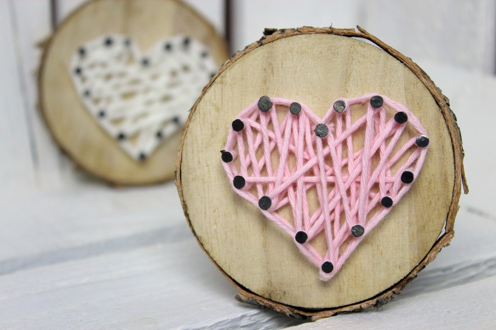 DIY süßes Geschenk zum Valentinstag, Muttertag oder als Deko: Baumscheibe mit Herz in String Art ♡