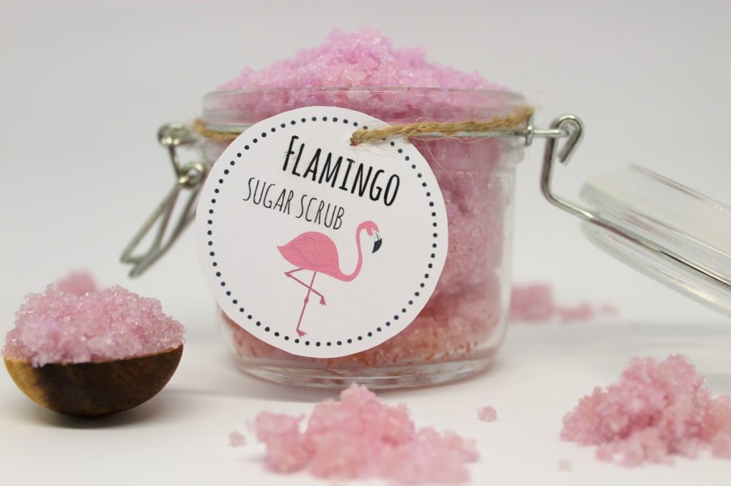 DIY, Basteln: Sugar Scrub / Zuckerpeeling Flamingo in Kosmetik als Geschenkidee und Mitbringsel - DIYCarinchen DIY, Basteln: Sugar Scrub / Zuckerpeeling Flamingo in Kosmetik als Geschenkidee und Mitbringsel - DIYCarinchen