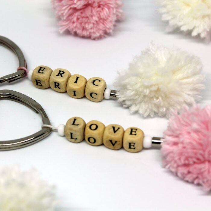 Ein Geschenk von Herzen: DIY Pompon Schlüsselanhänger selber machen