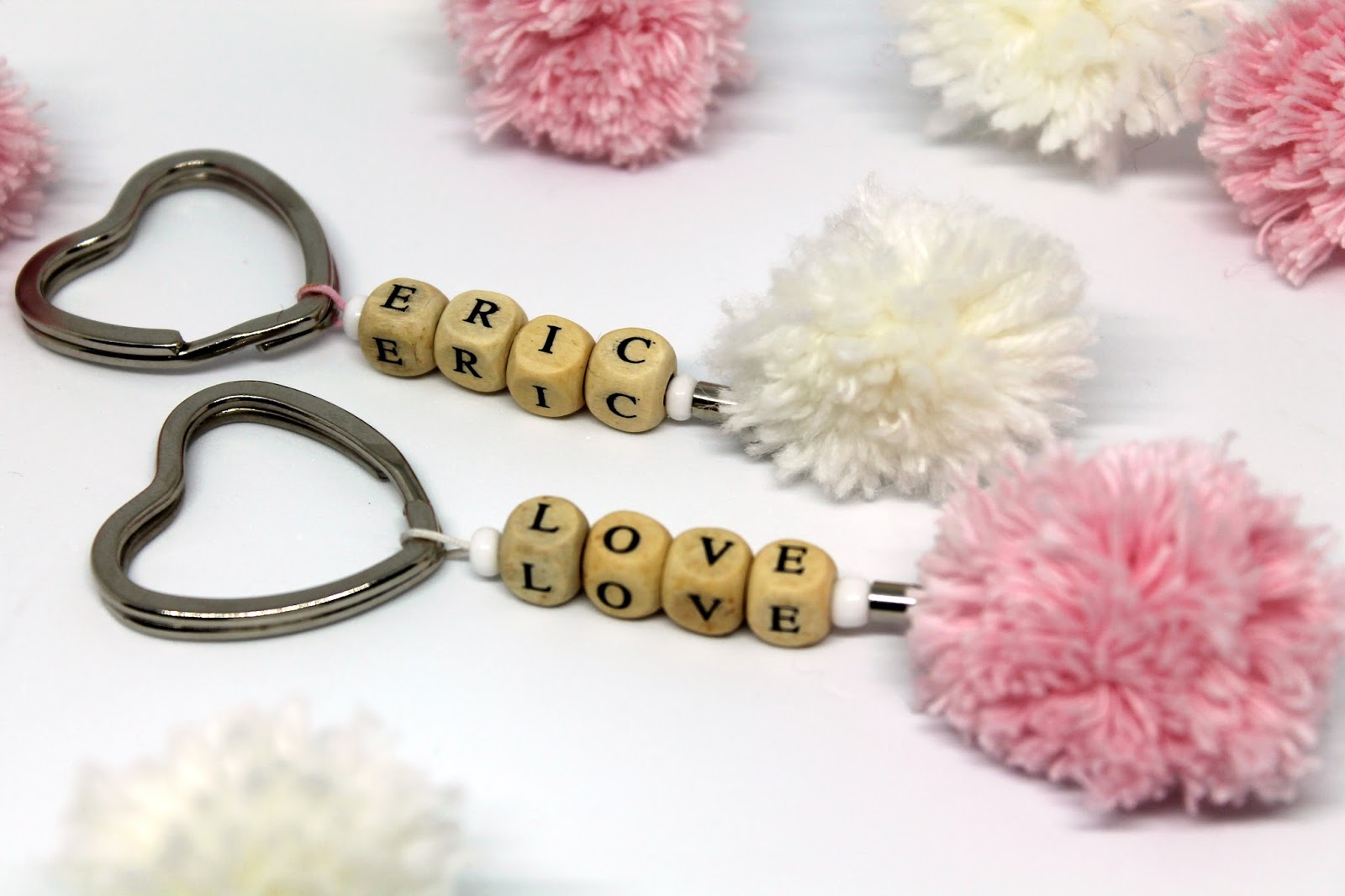 Ein Geschenk von Herzen: DIY Pompon Schlüsselanhänger selber machen