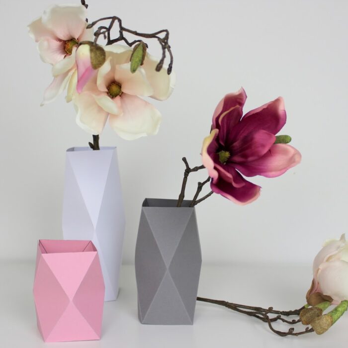 DIY Origami Vasen in weniger als 5 Minuten selber machen {mit gratis Schnittmuster} / Geniale Dekoration aus Papier