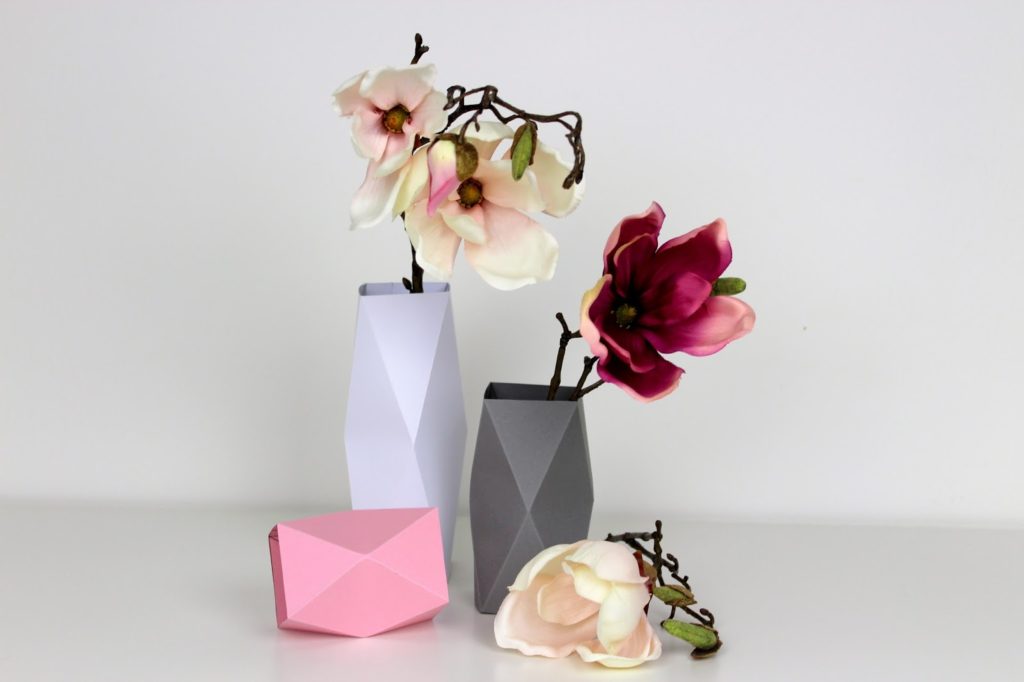 Geniale Dekoration aus Papier: DIY Origami Vasen in weniger als 5 Minuten selber machen {mit gratis Schnittmuster} Geniale Dekoration aus Papier: DIY Origami Vasen in weniger als 5 Minuten selber machen {mit gratis Schnittmuster}