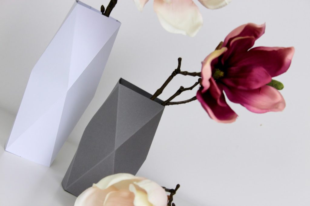 Geniale Dekoration aus Papier: DIY Origami Vasen in weniger als 5 Minuten selber machen {mit gratis Schnittmuster} Geniale Dekoration aus Papier: DIY Origami Vasen in weniger als 5 Minuten selber machen {mit gratis Schnittmuster}