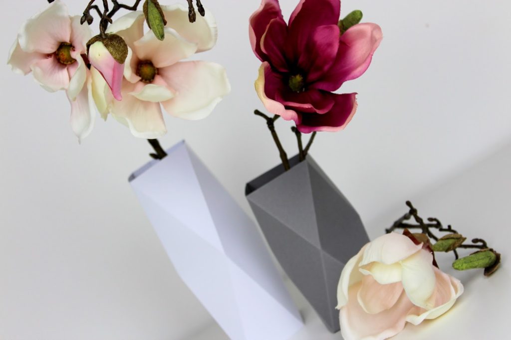 Geniale Dekoration aus Papier: DIY Origami Vasen in weniger als 5 Minuten selber machen {mit gratis Schnittmuster} Geniale Dekoration aus Papier: DIY Origami Vasen in weniger als 5 Minuten selber machen {mit gratis Schnittmuster}