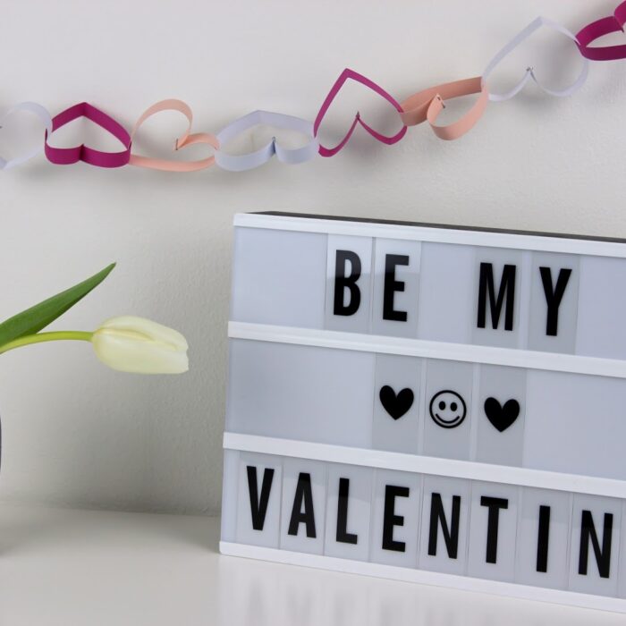 Die perfekte Valentinstagsdekoration von Herzen: DIY Girlande aus Papierherzen selber machen + Videoanleitung