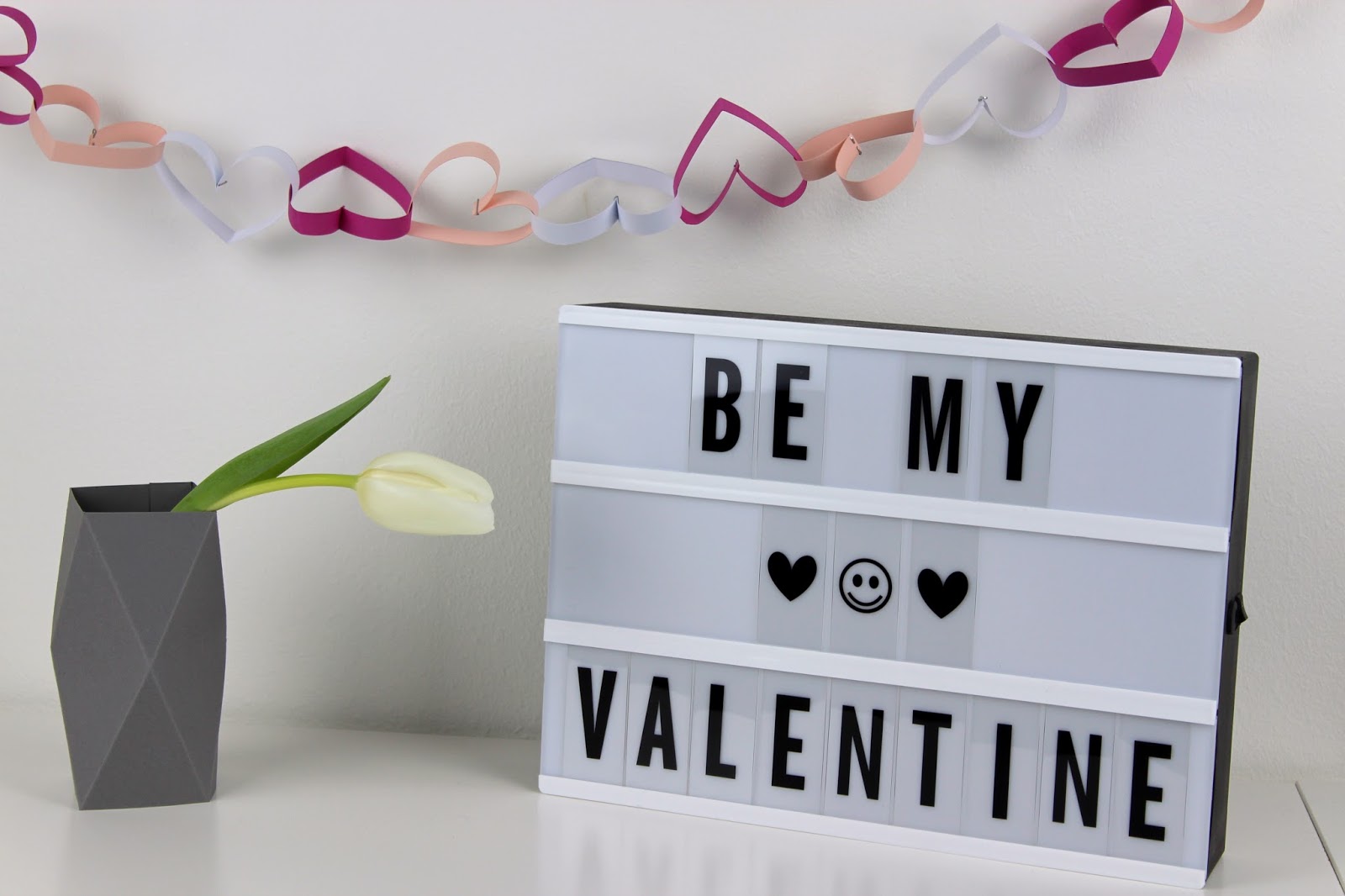Die perfekte Valentinstagsdekoration von Herzen: DIY Girlande aus Papierherzen selber machen + Videoanleitung