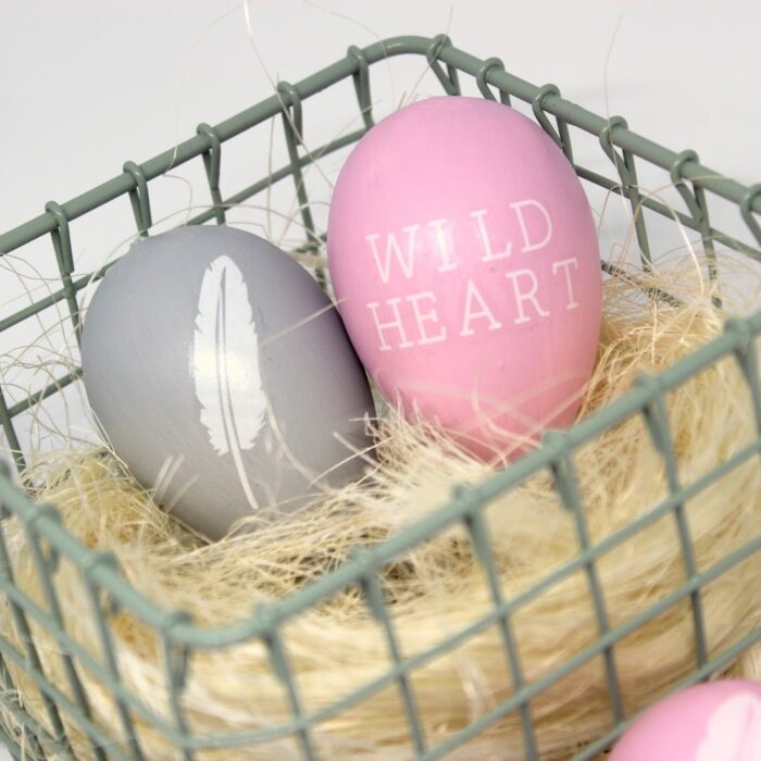 DIY schlichte Ostereier mit weißen Flash Tattoos selber machen + Videoanleitung - süße Osterdekoration