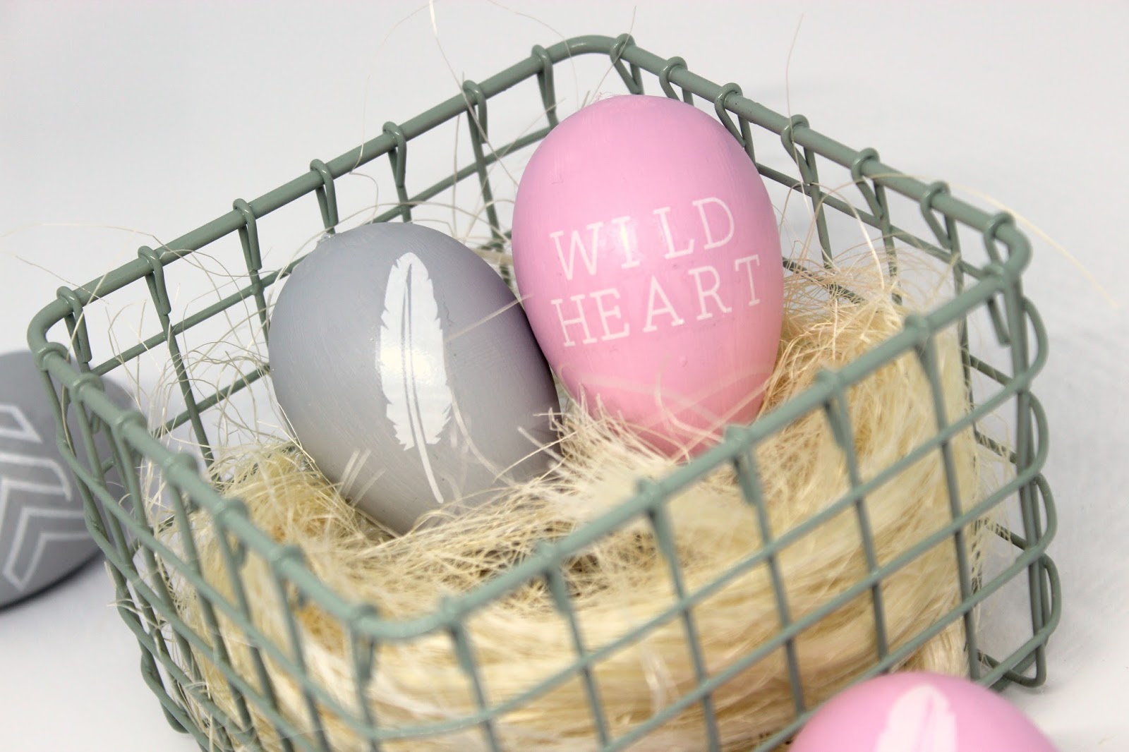 DIY schlichte Ostereier mit weißen Flash Tattoos selber machen + Videoanleitung - süße Osterdekoration