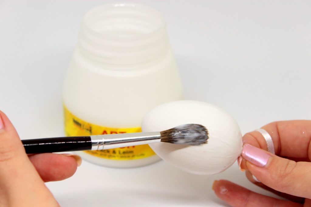 Geniale Osterdekoration: DIY Glitzerostereier super schnell selber machen + Videoanleitung Geniale Osterdekoration: DIY Glitzerostereier super schnell selber machen + Videoanleitung