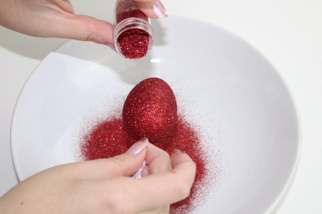 Geniale Osterdekoration: DIY Glitzerostereier super schnell selber machen + Videoanleitung Geniale Osterdekoration: DIY Glitzerostereier super schnell selber machen + Videoanleitung