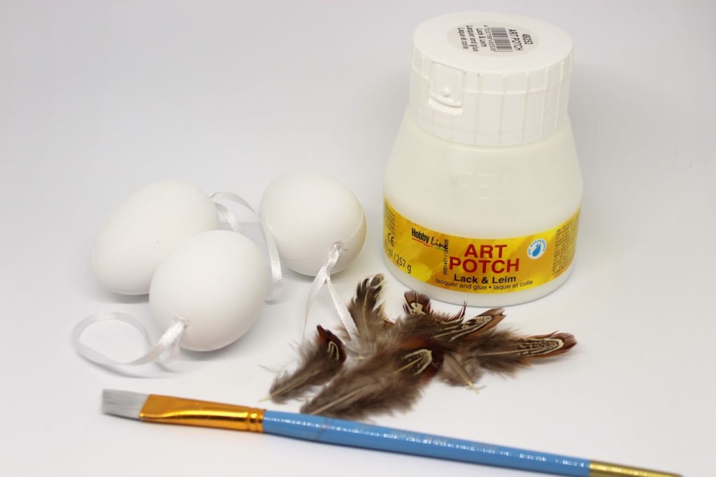 Schnelle Osterdekoration selber machen: DIY Ostereier mit Federn bekleben Schnelle Osterdekoration selber machen: DIY Ostereier mit Federn bekleben