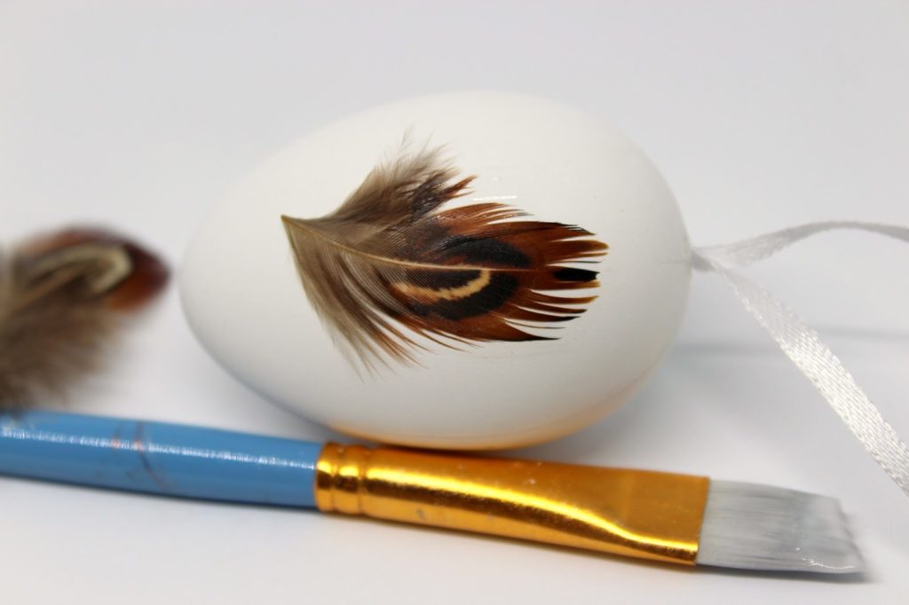 Schnelle Osterdekoration selber machen: DIY Ostereier mit Federn bekleben Schnelle Osterdekoration selber machen: DIY Ostereier mit Federn bekleben