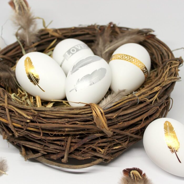 DIY Ostereier mit goldenen und silbernen Flash Tattoos – geniale Osterdekoration