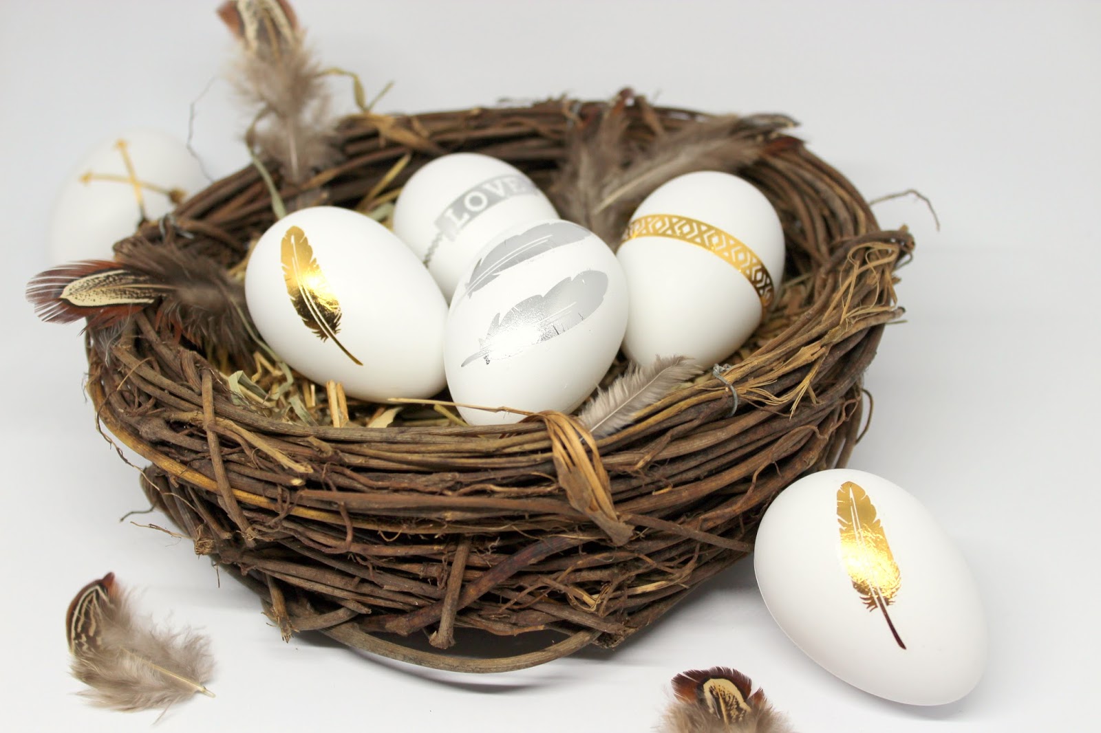 DIY Ostereier mit goldenen und silbernen Flash Tattoos - geniale Osterdekoration