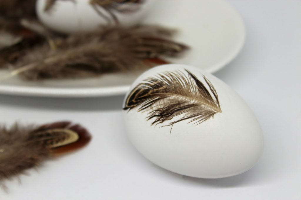 Schnelle Osterdekoration selber machen: DIY Ostereier mit Federn bekleben Schnelle Osterdekoration selber machen: DIY Ostereier mit Federn bekleben