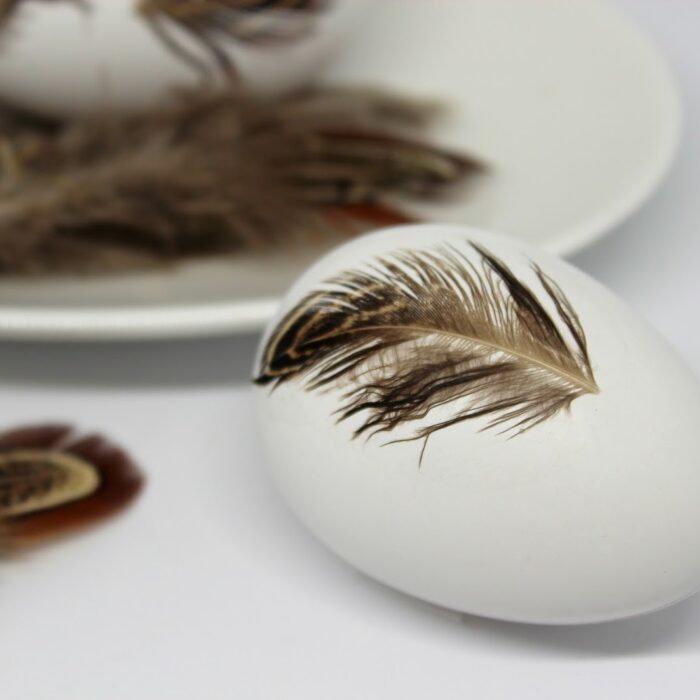 DIY Ostereier mit Federn bekleben – schnelle Osterdekoration selber machen