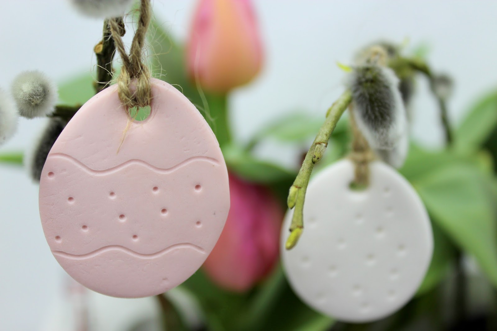 DIY Ostergesteck mit kleinen Osteranhängern aus Fimo selber machen - die perfekte Osterdekoration