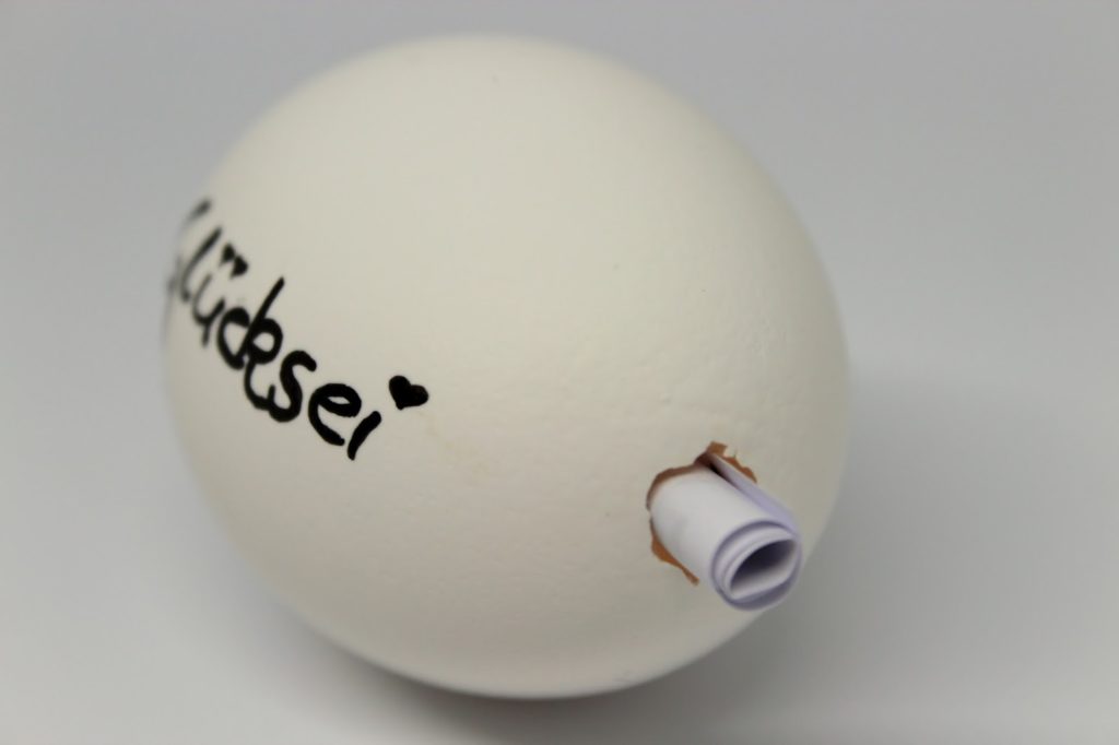 Geniale Geschenkidee für Ostern: DIY Glücksei mit individuellen Nachrichten ganz einfach selber machen + kostenlose Vorlage Geniale Geschenkidee für Ostern: DIY Glücksei mit individuellen Nachrichten ganz einfach selber machen + kostenlose Vorlage