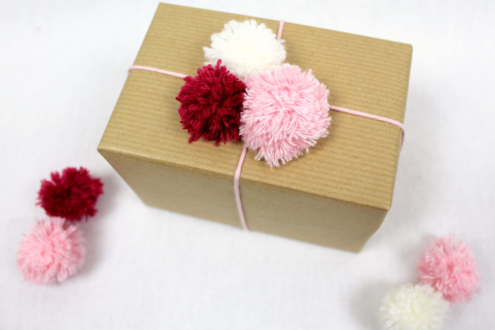 DIY Geschenke verzieren mit Pompons - tolle Anleitung zum Herstellen von Pompons mit einer Gabel