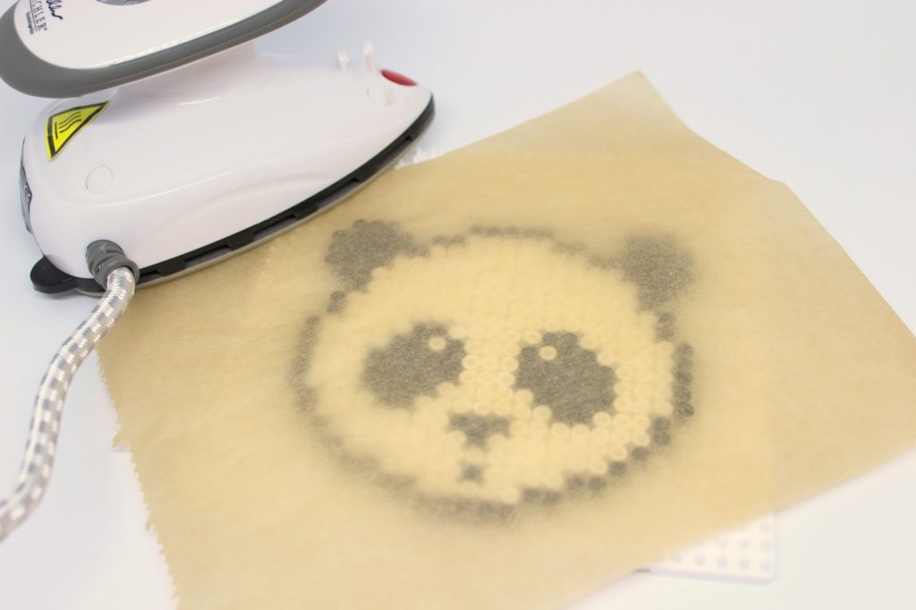 DIY Bügelperlen Getränkeuntersetzer Panda ganz einfach selber machen - geniale Bastelidee für groß und klein DIY Bügelperlen Getränkeuntersetzer Panda ganz einfach selber machen - geniale Bastelidee für groß und klein