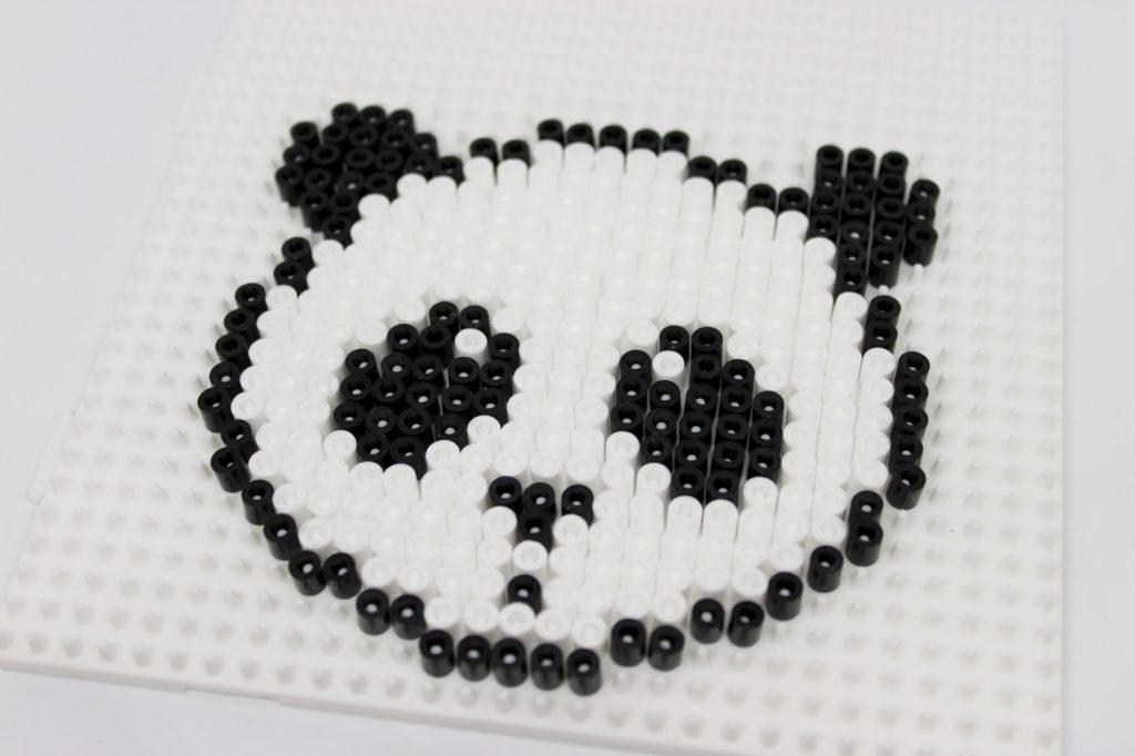 DIY Bügelperlen Getränkeuntersetzer Panda ganz einfach selber machen - geniale Bastelidee für groß und klein DIY Bügelperlen Getränkeuntersetzer Panda ganz einfach selber machen - geniale Bastelidee für groß und klein