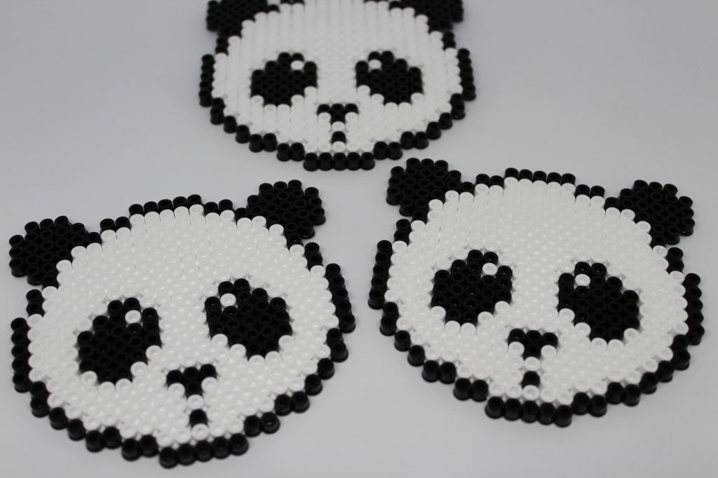 DIY Bügelperlen Getränkeuntersetzer Panda ganz einfach selber machen - geniale Bastelidee für groß und klein DIY Bügelperlen Getränkeuntersetzer Panda ganz einfach selber machen - geniale Bastelidee für groß und klein