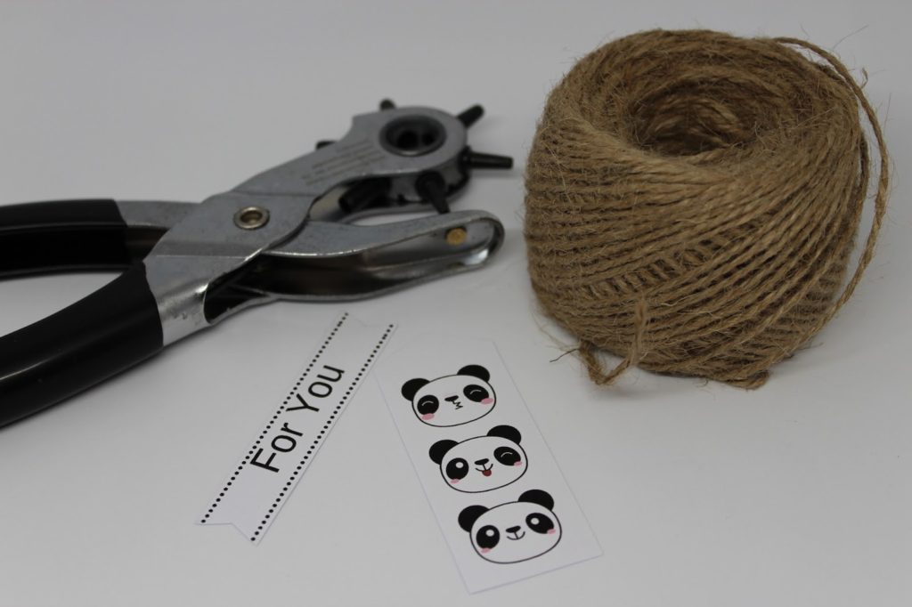 DIY Bügelperlen Getränkeuntersetzer Panda ganz einfach selber machen - geniale Bastelidee für groß und klein DIY Bügelperlen Getränkeuntersetzer Panda ganz einfach selber machen - geniale Bastelidee für groß und klein