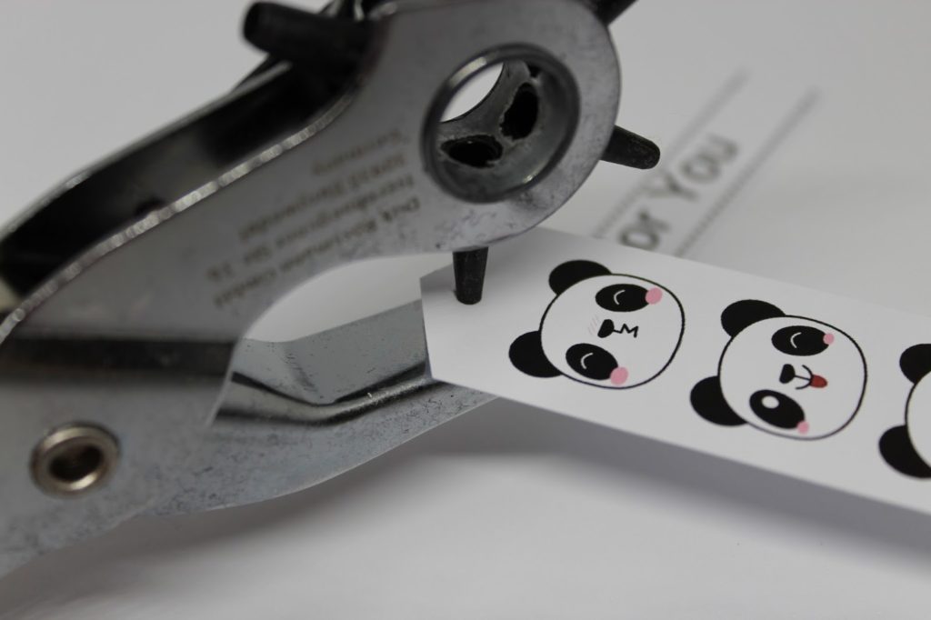 DIY Bügelperlen Getränkeuntersetzer Panda ganz einfach selber machen - geniale Bastelidee für groß und klein DIY Bügelperlen Getränkeuntersetzer Panda ganz einfach selber machen - geniale Bastelidee für groß und klein