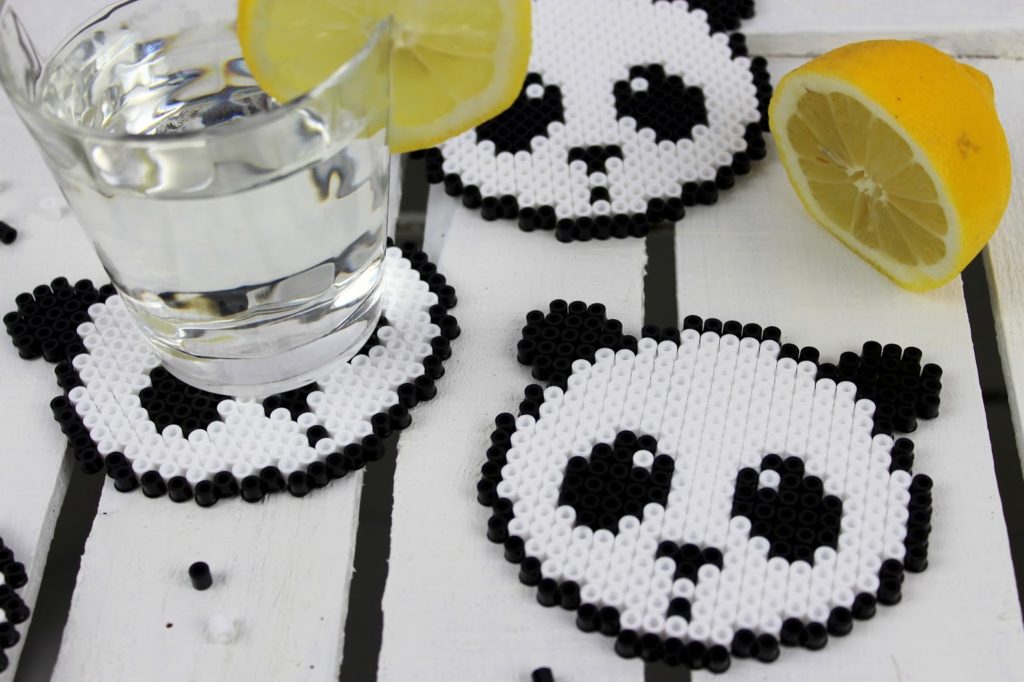 DIY Bügelperlen Getränkeuntersetzer Panda ganz einfach selber machen - geniale Bastelidee für groß und klein DIY Bügelperlen Getränkeuntersetzer Panda ganz einfach selber machen - geniale Bastelidee für groß und klein