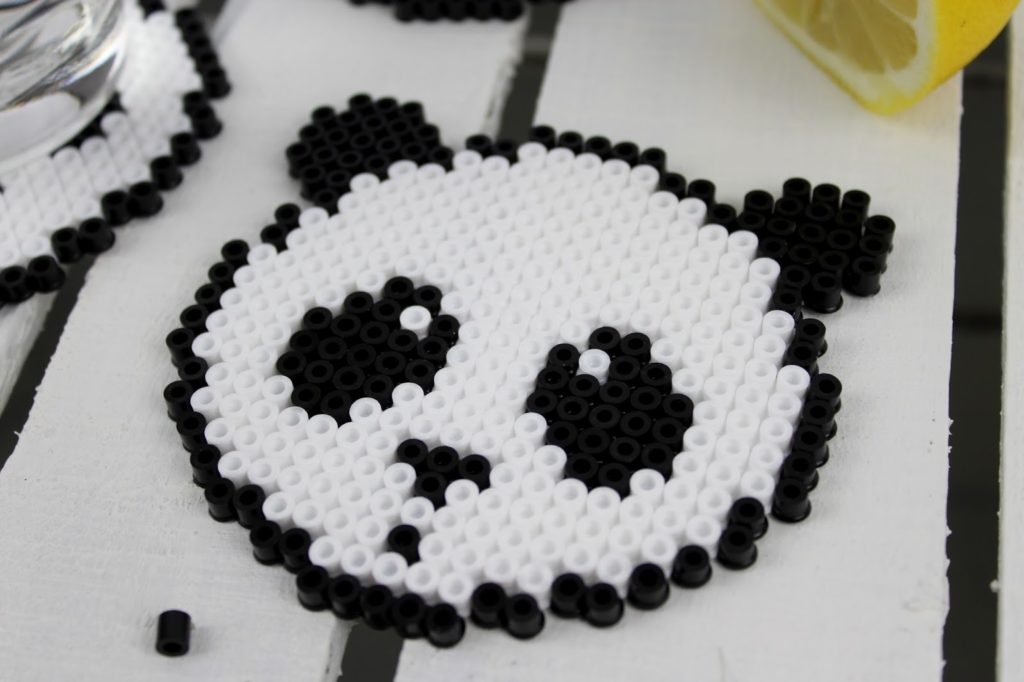 DIY Bügelperlen Getränkeuntersetzer Panda ganz einfach selber machen - geniale Bastelidee für groß und klein DIY Bügelperlen Getränkeuntersetzer Panda ganz einfach selber machen - geniale Bastelidee für groß und klein