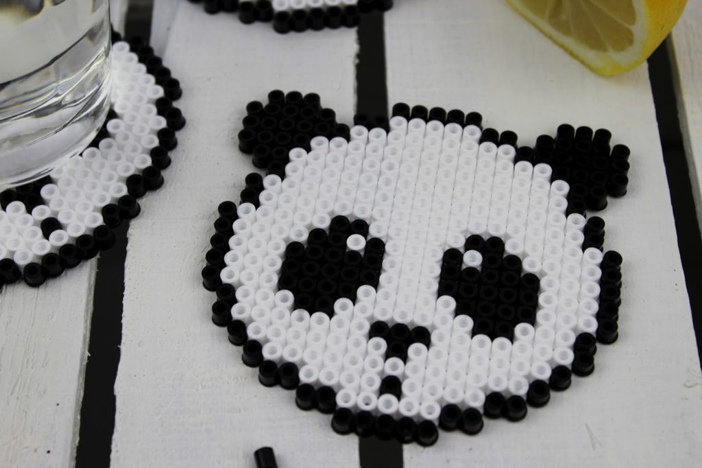 DIY Bügelperlen Getränkeuntersetzer Panda ganz einfach selber machen - geniale Bastelidee für groß und klein DIY Bügelperlen Getränkeuntersetzer Panda ganz einfach selber machen - geniale Bastelidee für groß und klein