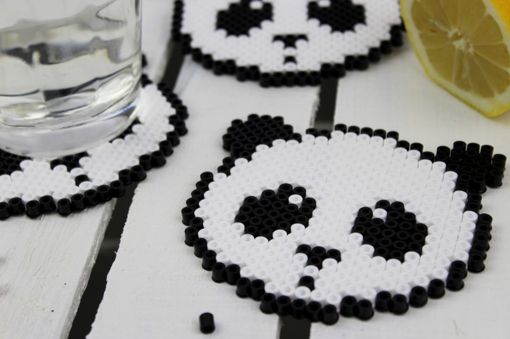 DIY Bügelperlen Getränkeuntersetzer Panda ganz einfach selber machen - geniale Bastelidee für groß und klein DIY Bügelperlen Getränkeuntersetzer Panda ganz einfach selber machen - geniale Bastelidee für groß und klein