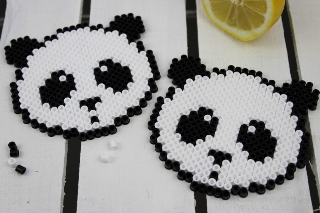 DIY Bügelperlen Getränkeuntersetzer Panda ganz einfach selber machen - geniale Bastelidee für groß und klein DIY Bügelperlen Getränkeuntersetzer Panda ganz einfach selber machen - geniale Bastelidee für groß und klein
