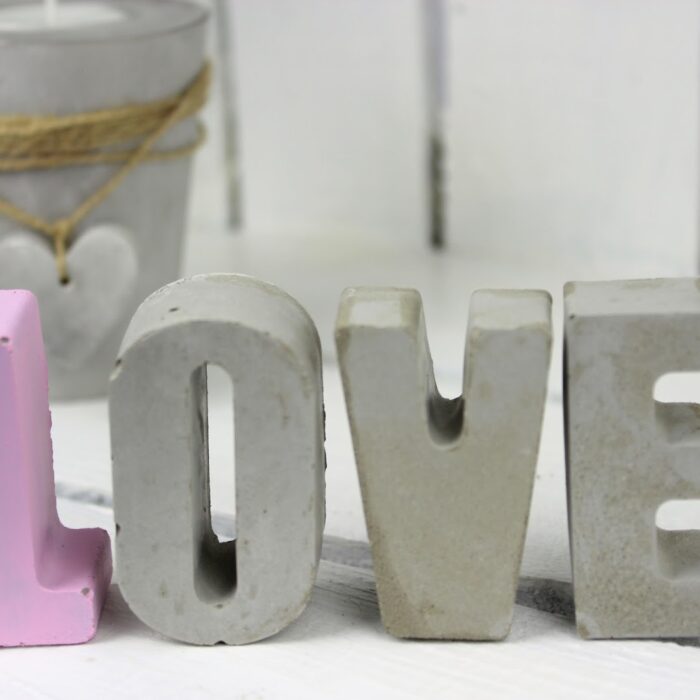 DIY Beton Buchstaben ganz einfach in wenigen Bastelschritten selber machen - tolle Dekoration für drinnen und draußen